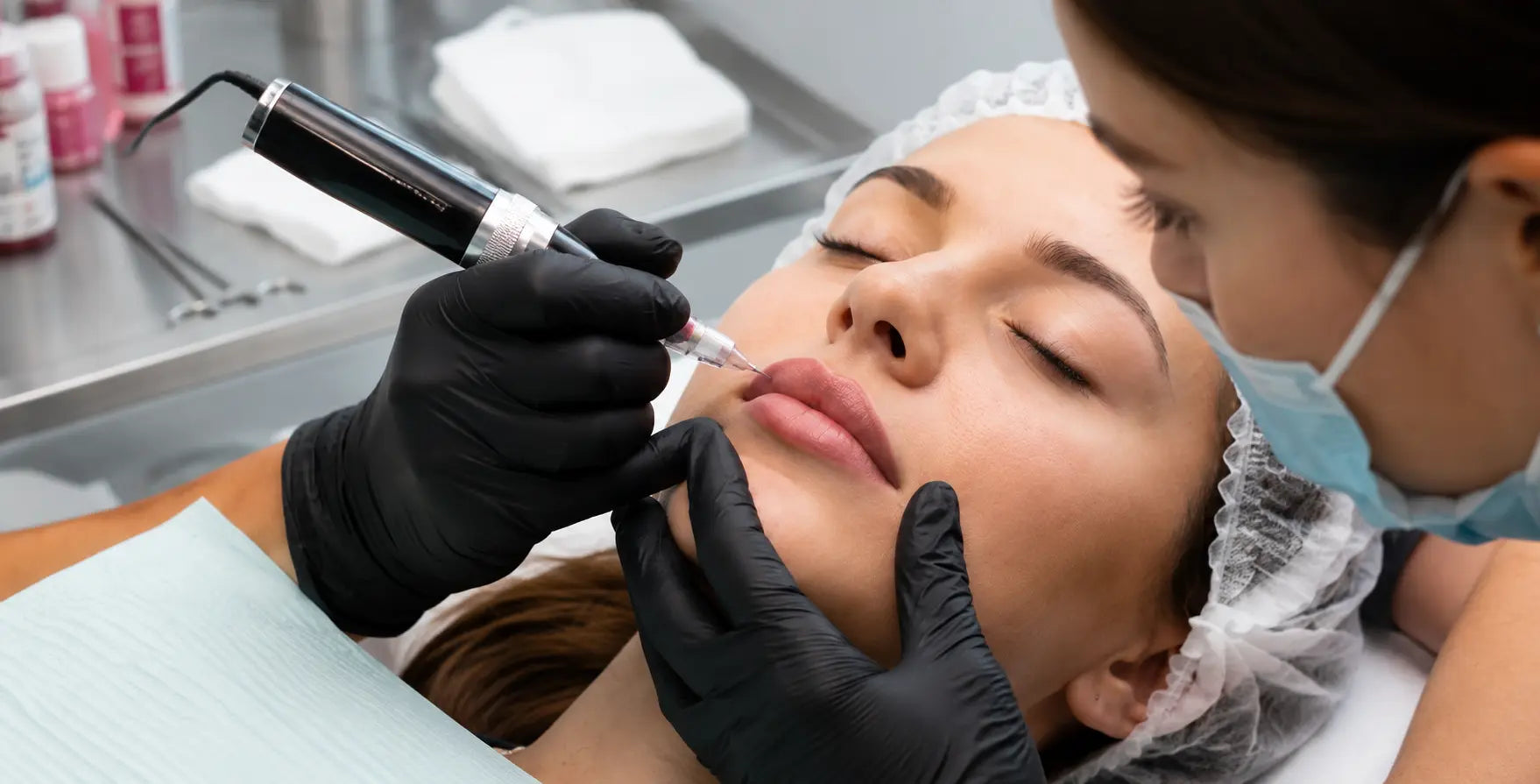 Primer plano de micropigmentación en labios
